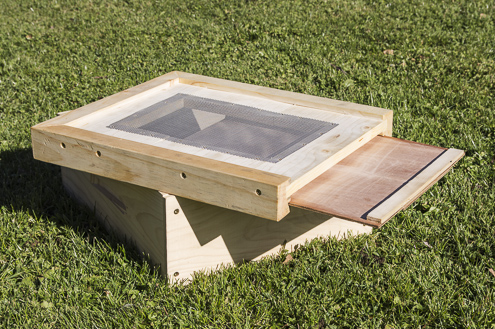 Avec quoi débuter en apiculture ? Plateau grillagé